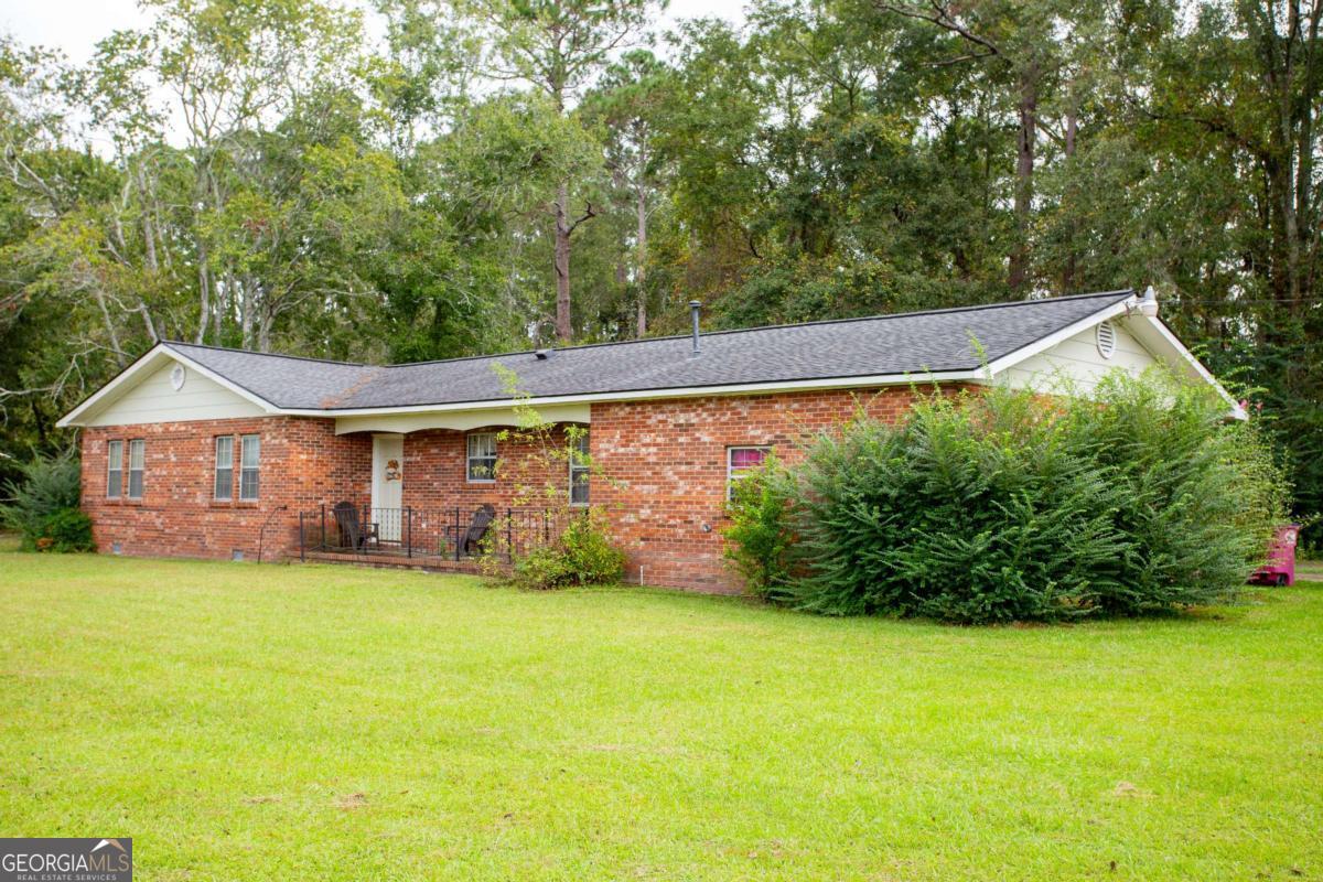 537 City Circle Road Baxley, GA 31513 - Photo 5 of 33 a view of a house with a yard and a tree