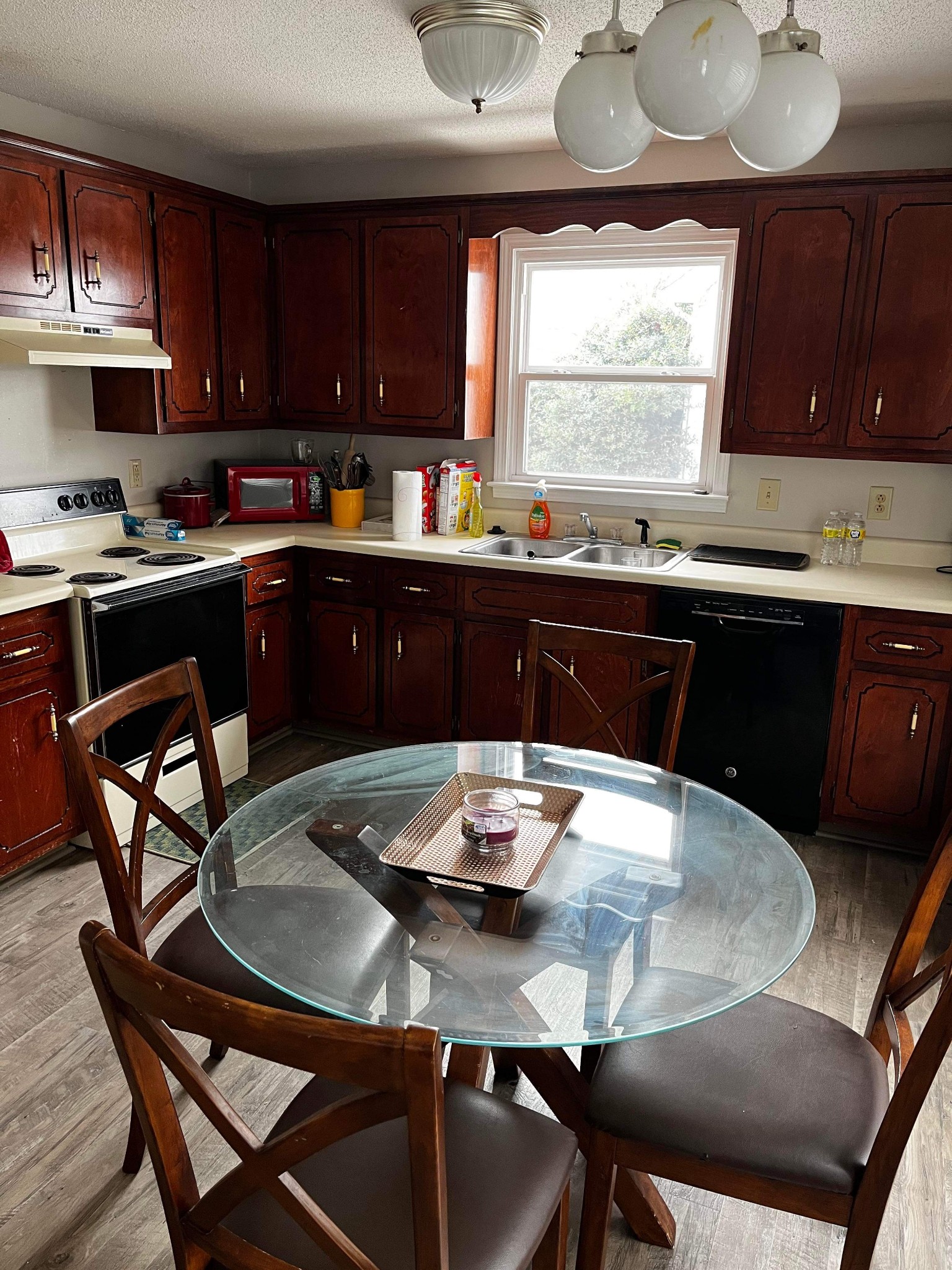 207 Quail Ridge Road Clarksville, TN 37042 - Photo 11 of 12 a kitchen with a kitchen island a dining table and chairs