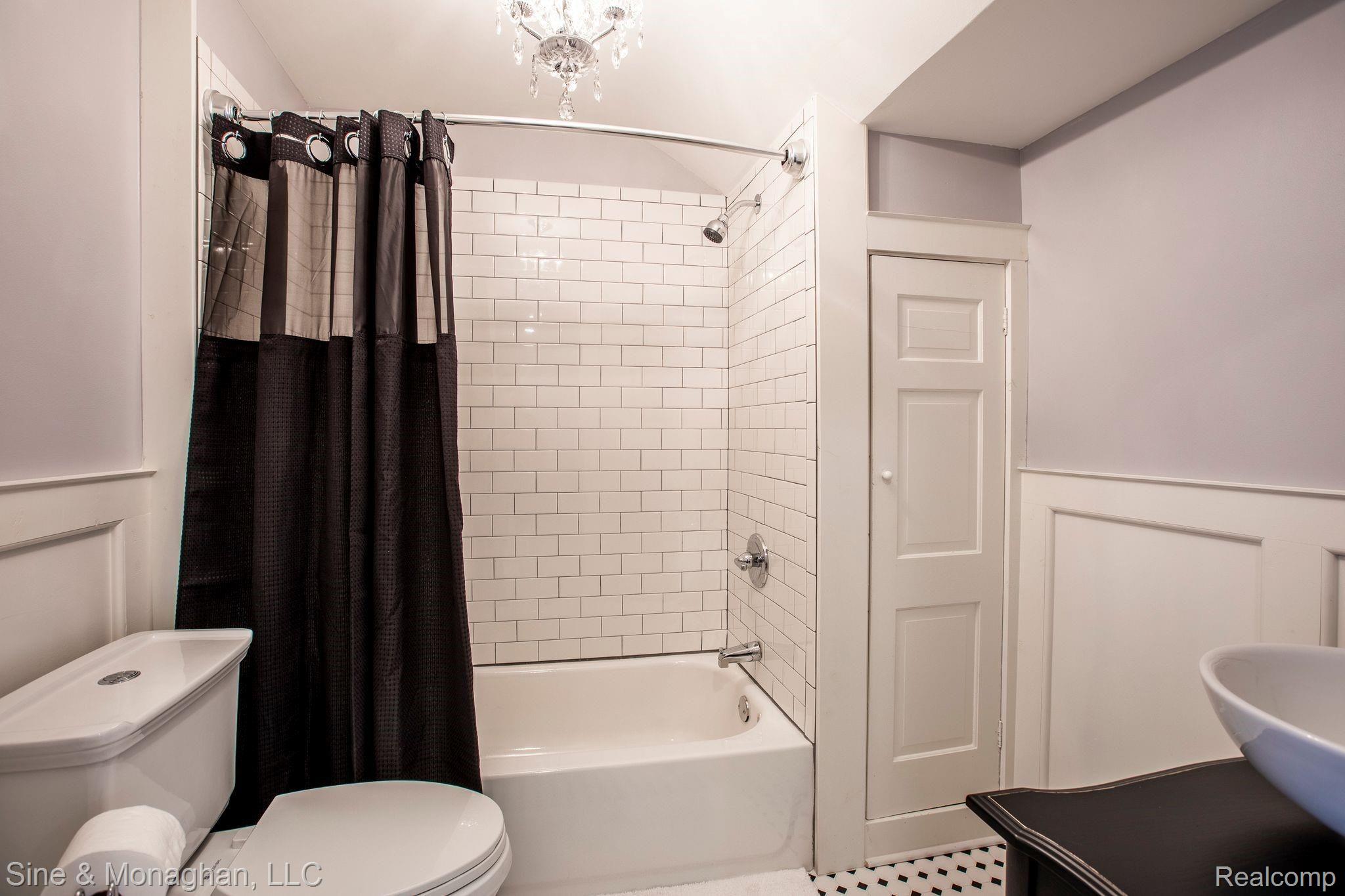 1082 Roslyn Road Grosse Pointe, MI 48236 - Photo 22 of 34 1082 Roslyn Rd-22.jpg