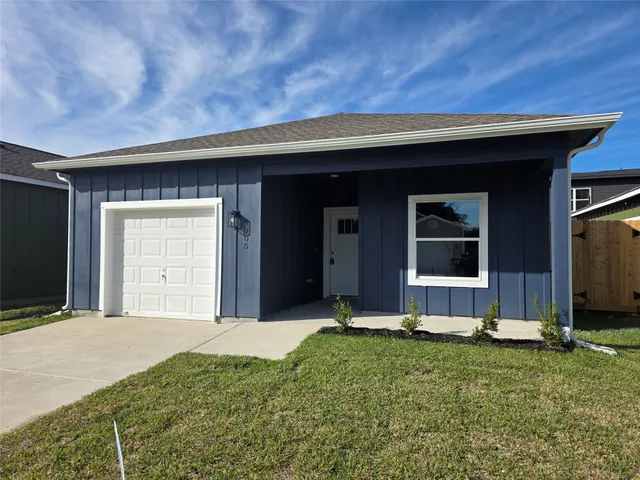 a view of a house with a backyard