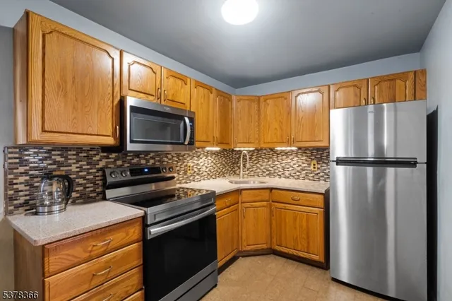 $575,000 | 59 Hearthstone Avenue, Woodbridge, NJ 08863