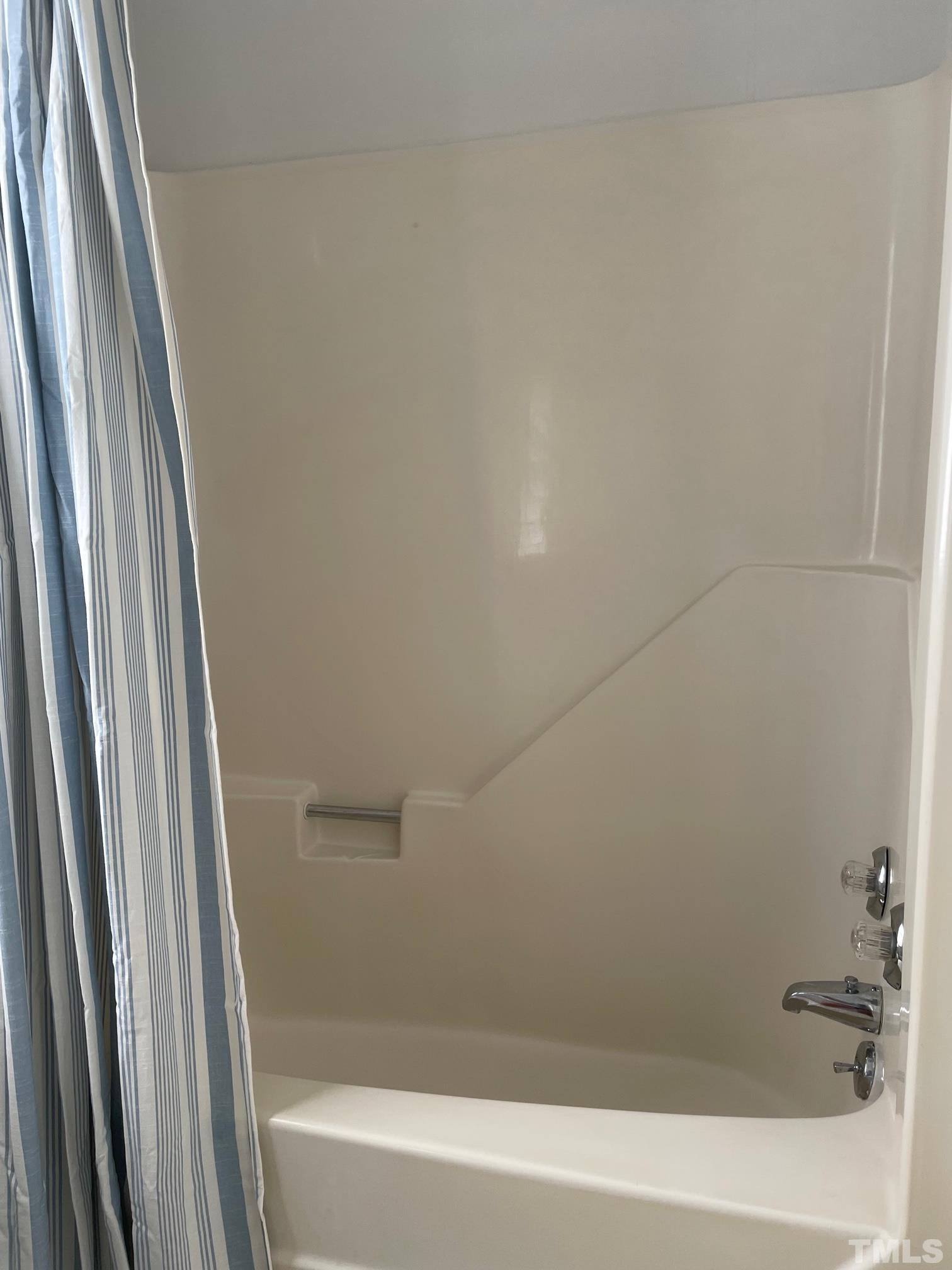 220 Glascock Street Raleigh, NC 27604 - Photo 18 of 21 a bathroom with a bathtub