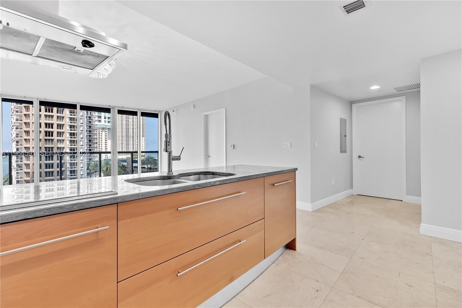 465 Brickell Avenue, Unit 917 Miami, FL 33131 - Photo 6 of 21 a view of a kitchen with electric appliances