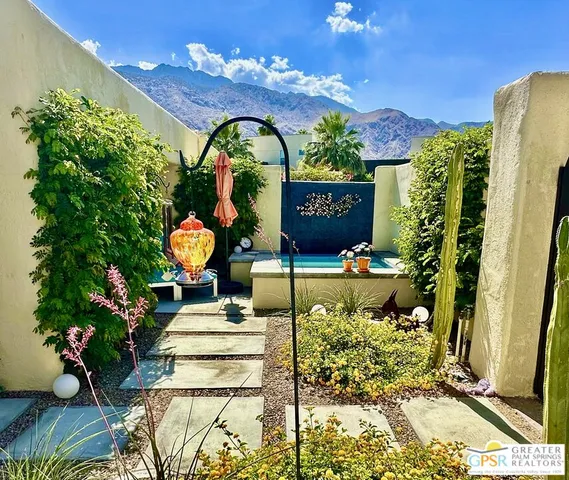 a view of a backyard