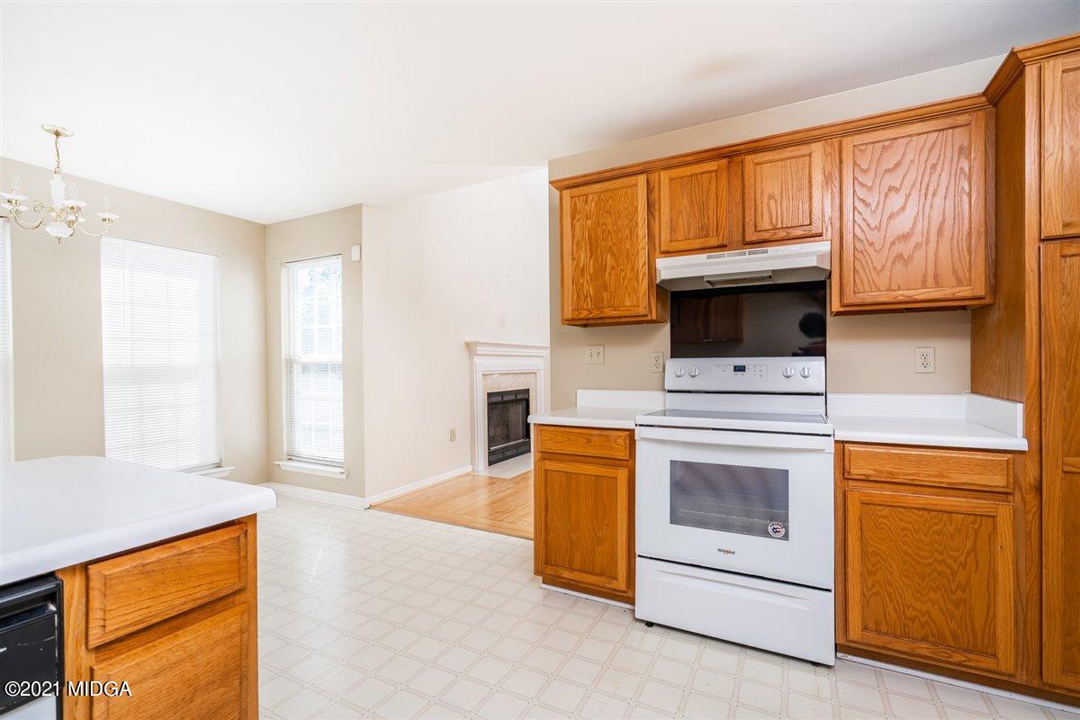 306 Jason Court Macon, GA 31216 - Photo 19 of 22 a kitchen with a stove and a microwave