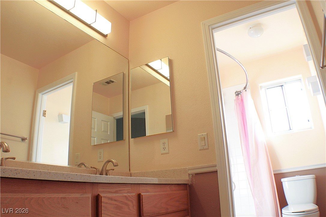 2344 Kenneth Avenue Henderson, NV 89052 - Photo 15 of 25 FULL GUEST BATH WITH DOUBLE SINKS!