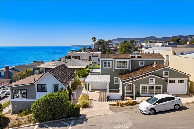 a view of a house with a small yard and plants