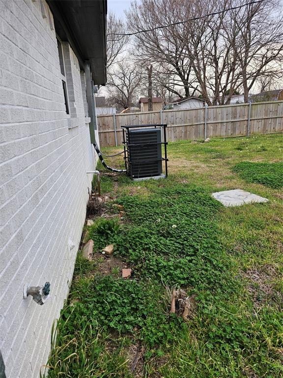 305 Deepwood Street Dallas, TX 75217 - Photo 5 of 14