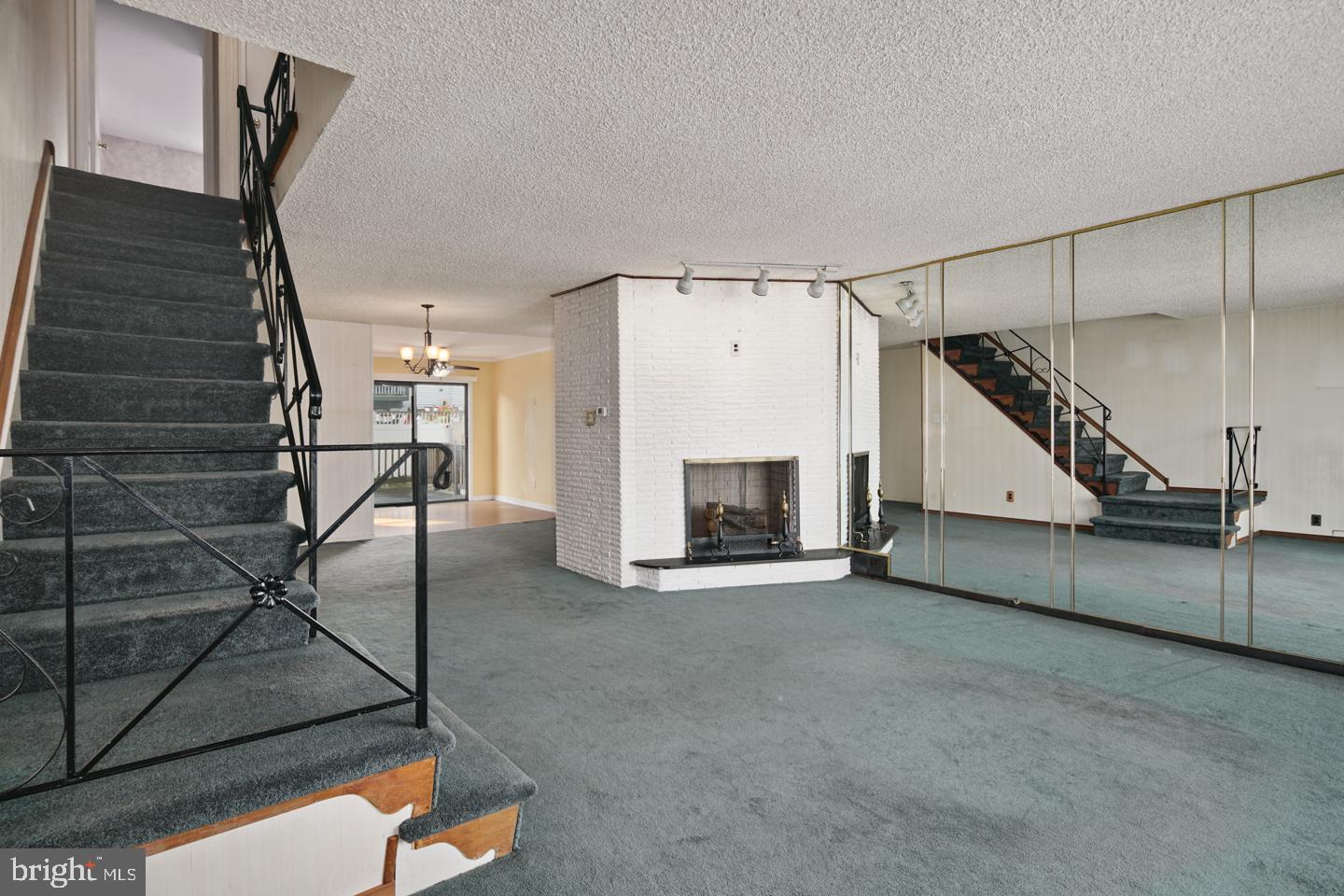 10851 Harrow Road Philadelphia, PA 19154 - Photo 7 of 26 Living Room