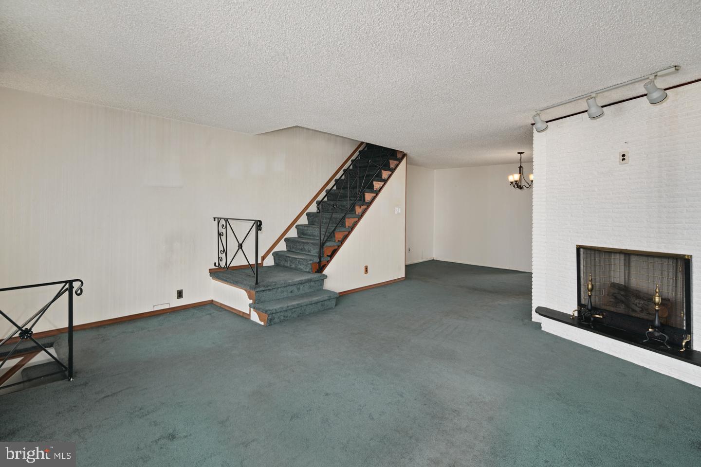 10851 Harrow Road Philadelphia, PA 19154 - Photo 8 of 26 Living Room