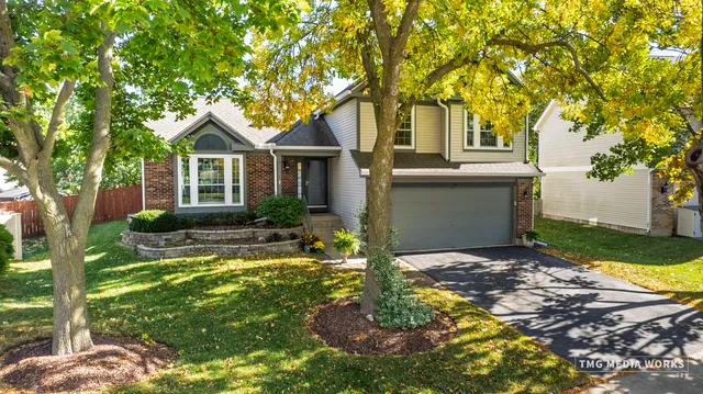 $465,000 | 300 Churchill Lane, Aurora, IL 60504