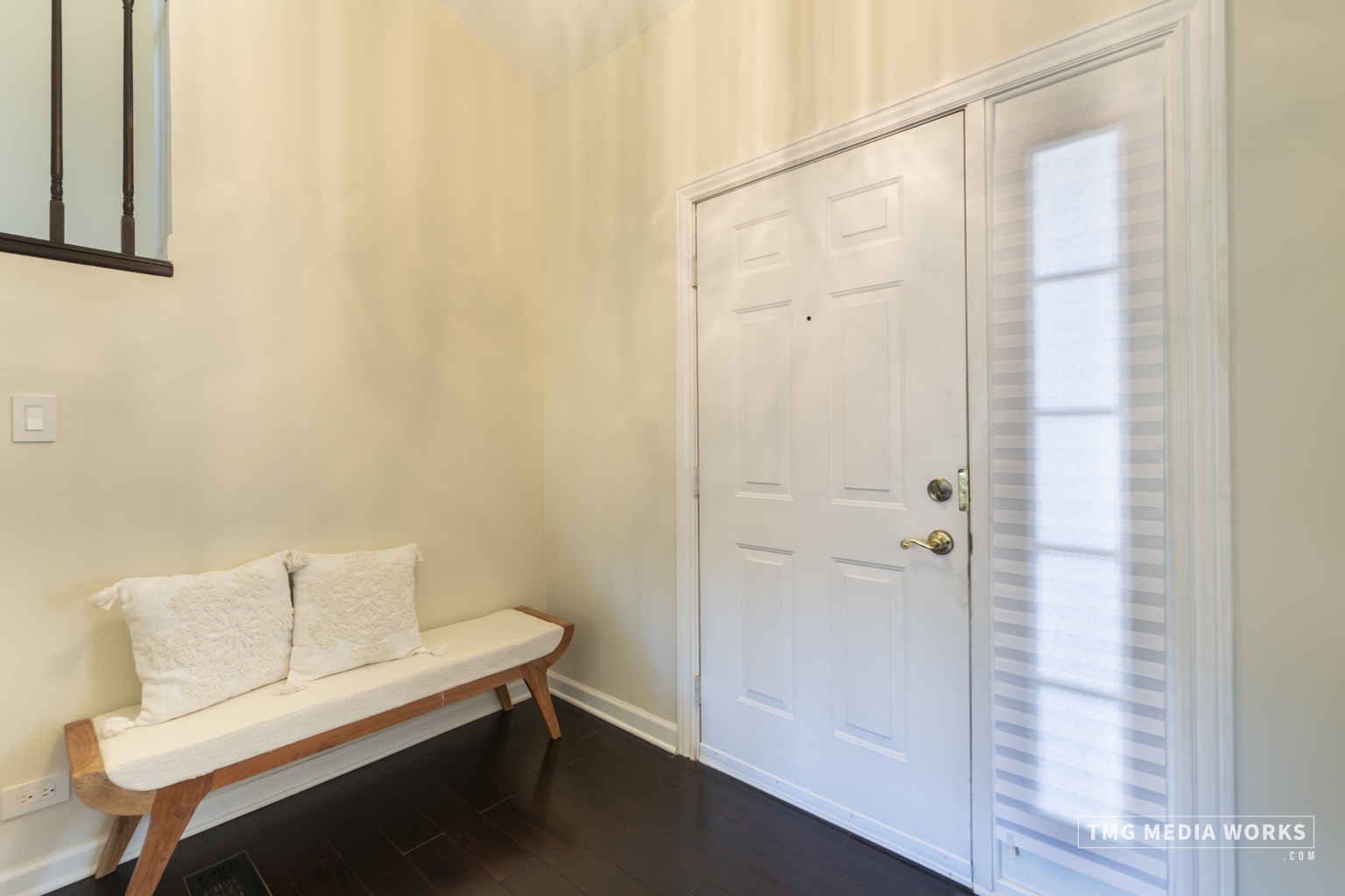 300 Churchill Lane Aurora, IL 60504 - Photo 7 of 30 a view of room with table and chair