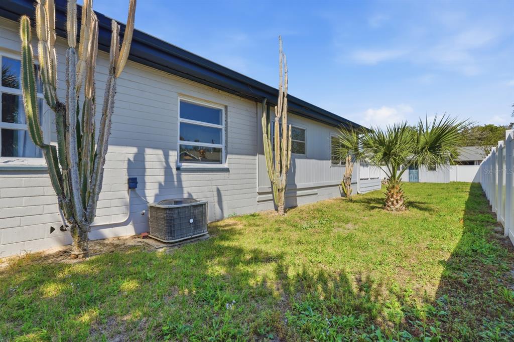 231 North Ridgewood Avenue Ormond Beach, FL 32174 - Photo 38 of 52 a house view with a backyard space