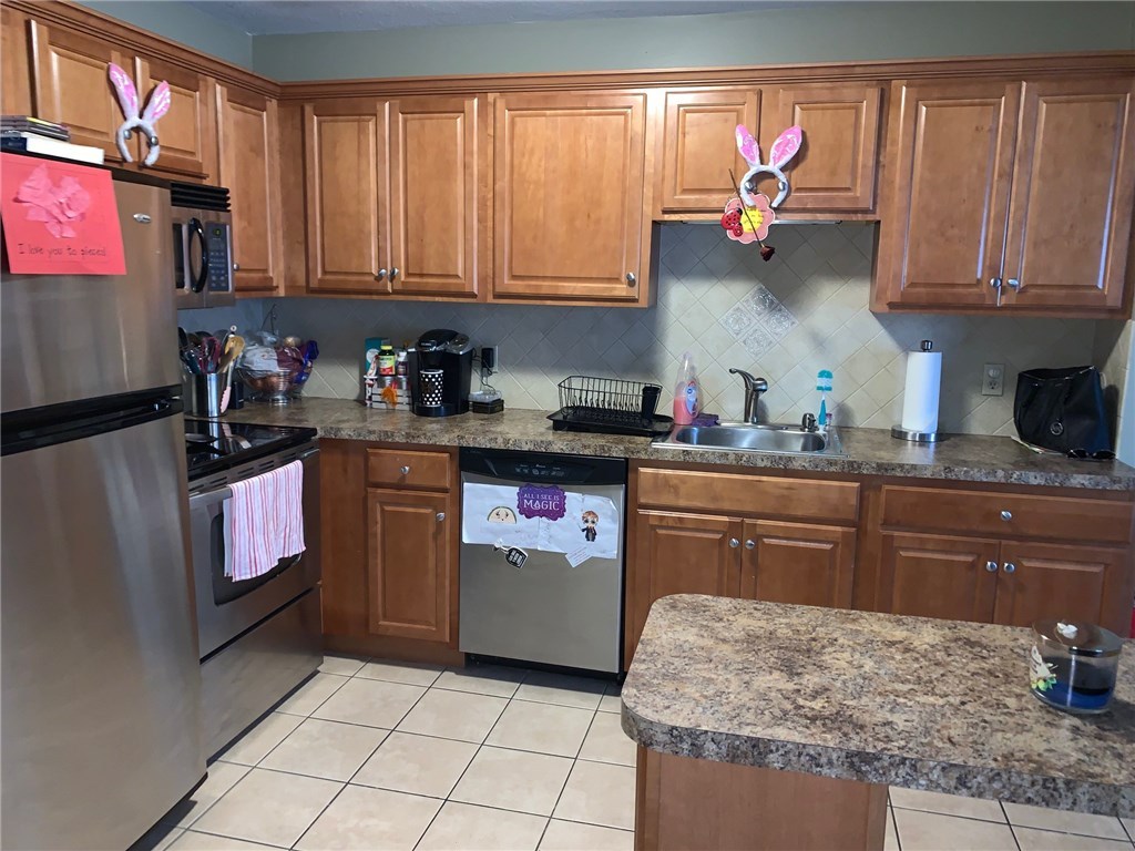 400 New River Road, Unit 305 Lincoln, RI 02838 - Photo 3 of 6 FULLY APPLIANCED KITCHEN