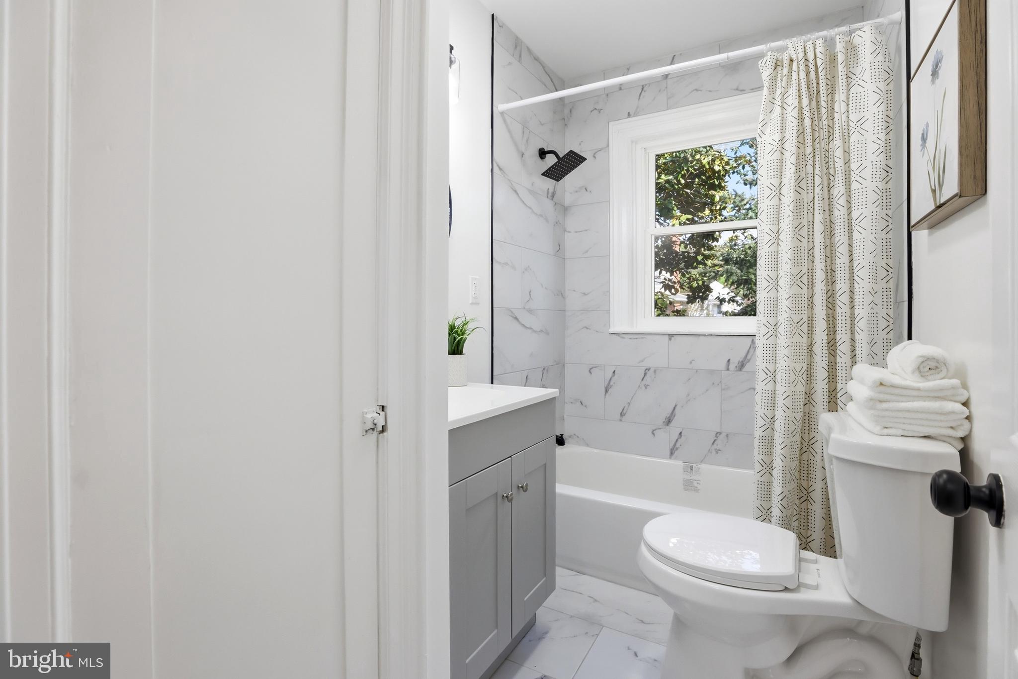 525 45th Street Baltimore, MD 21224 - Photo 21 of 36 Full Bathroom