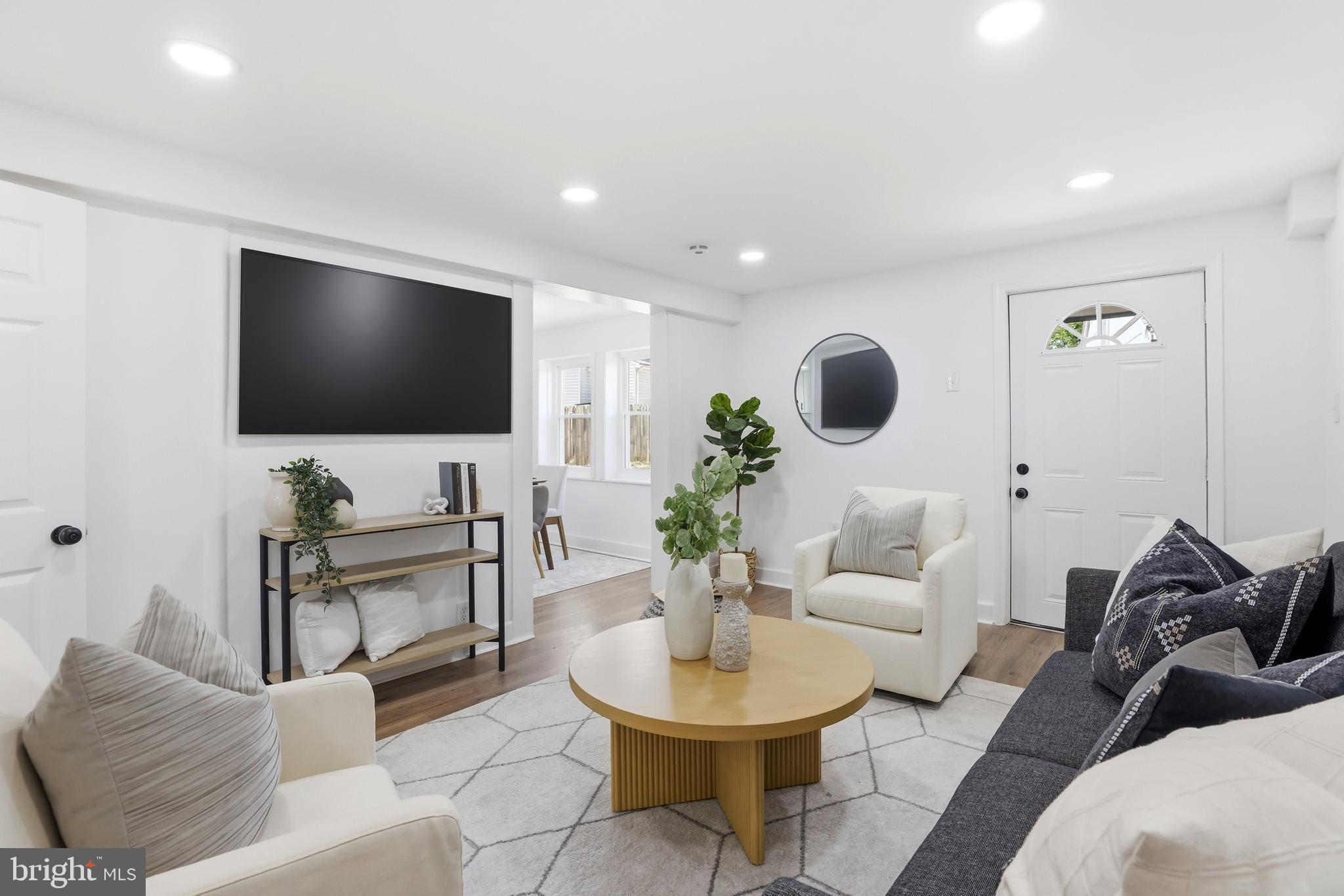 525 45th Street Baltimore, MD 21224 - Photo 6 of 36 Family Room / Living Room