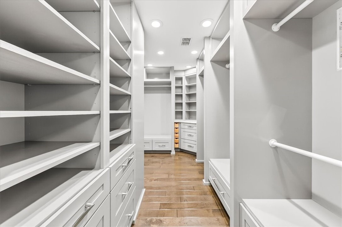 442 Bermuda Place Corpus Christi, TX 78411 - Photo 20 of 40 Primary closet