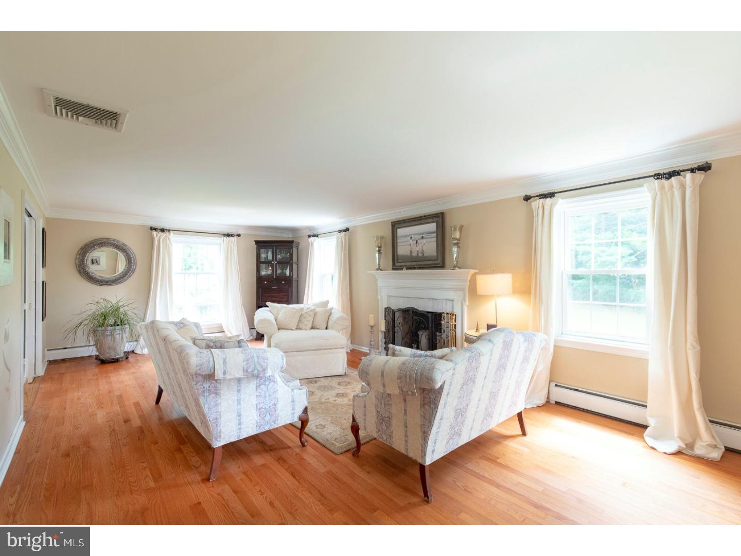 351 Sycamore Mills Road Media, PA 19063 - Photo 7 of 25 Living Room
