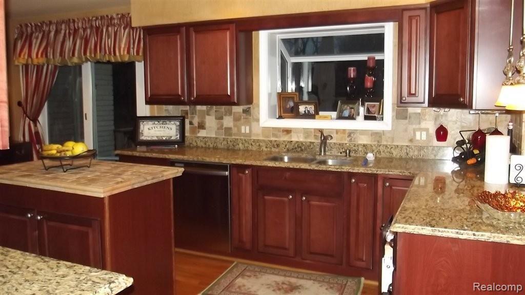 382 Beechview Drive Rochester, MI 48306 - Photo 10 of 24 NEWER CHERRY KITCHEN 2010