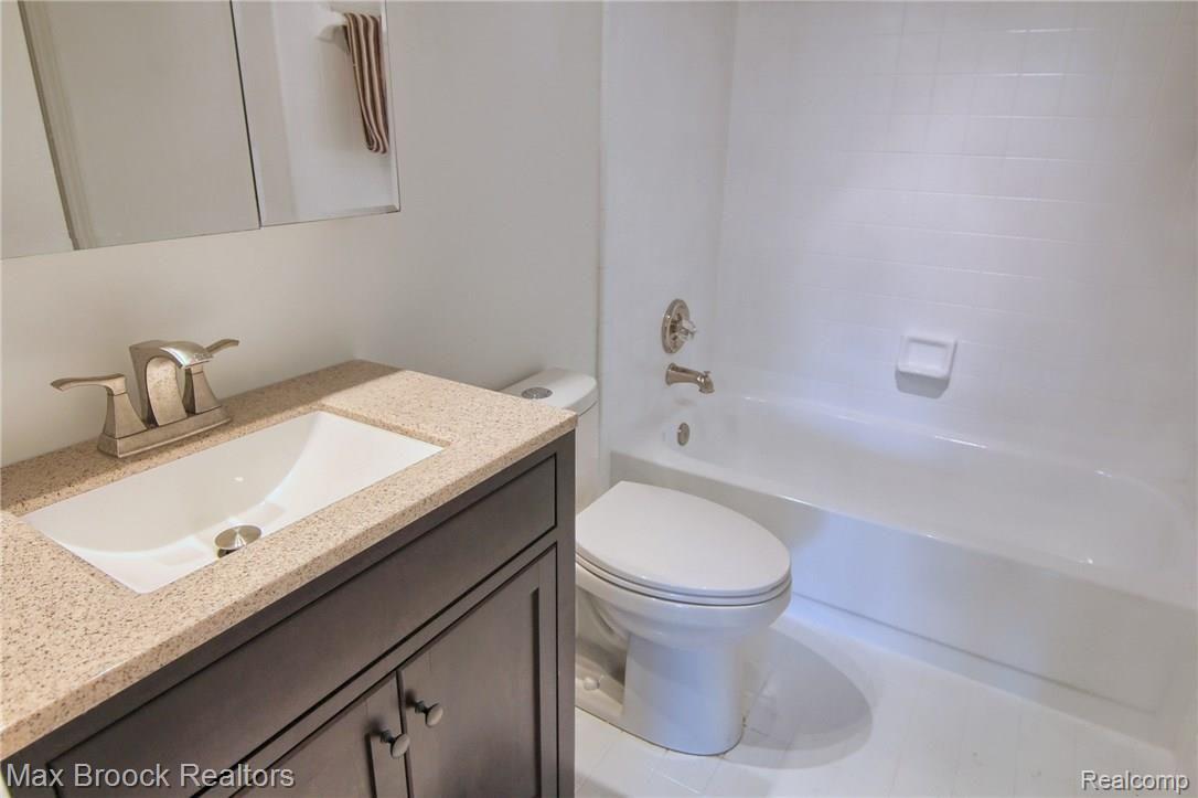 2015 Kemp Road Bloomfield Hills, MI 48302 - Photo 15 of 28 Hallway Bathroom