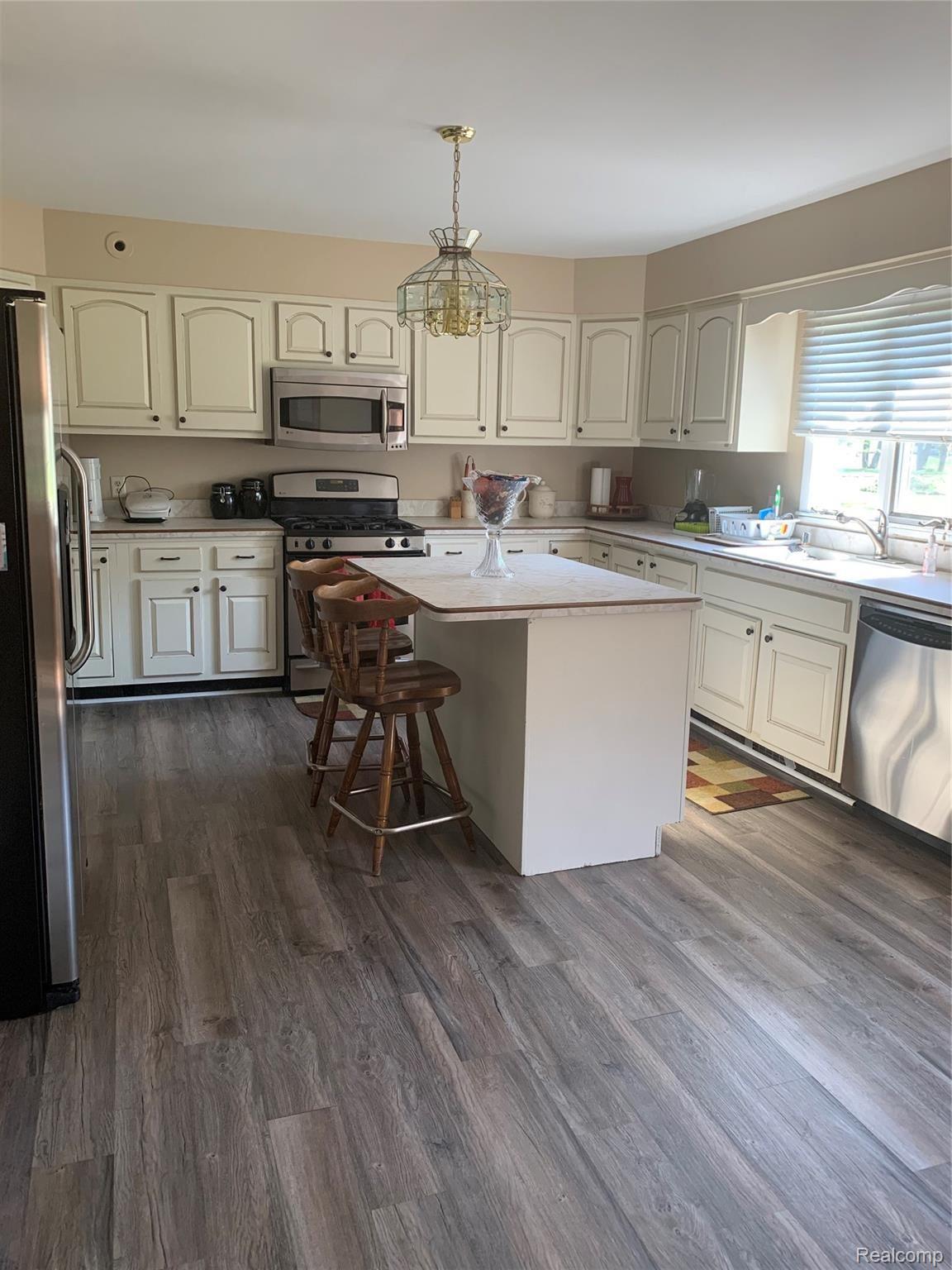 23750 Inkster Road New Boston, MI 48164 - Photo 12 of 15 9F80BB9E-27D4-440A-8188-8F48E7BD563D.jpeg