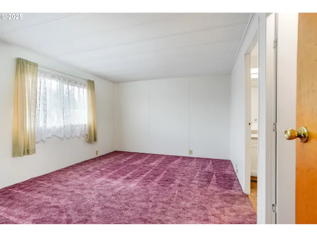 a view of empty room with window