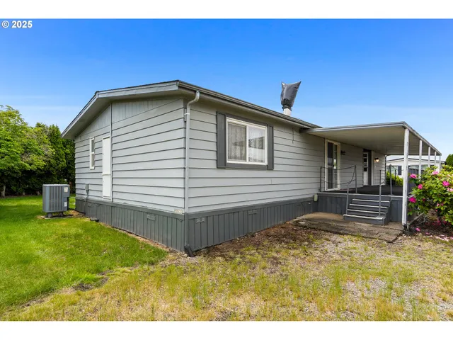 a view of a house with backyard