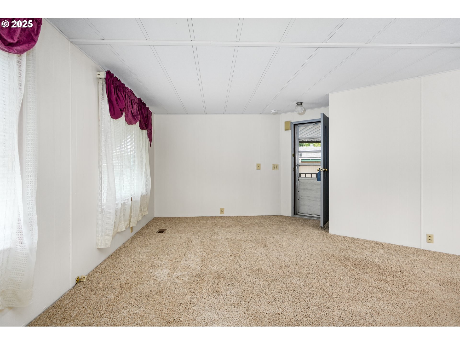 1055 Lockhaven Drive North Keizer, OR 97303 - Photo 8 of 30 a view of an empty room