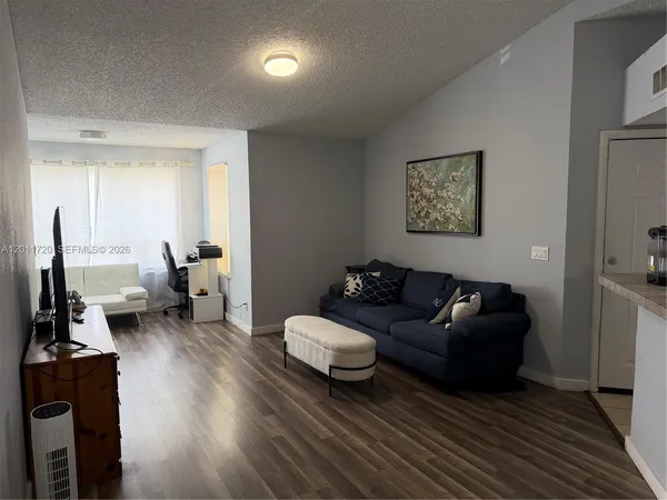 $2,300 | 1306-o0 Vista Isles Drive, Unit 221, Sunrise, FL 33325