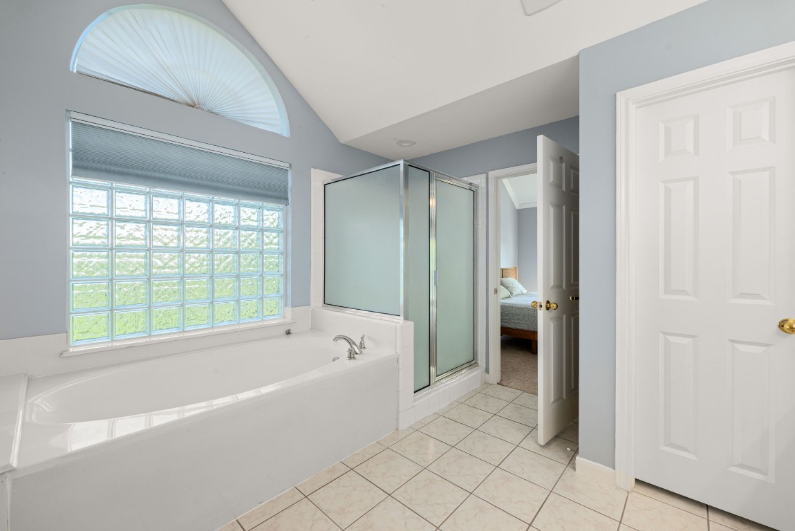 2937 Jackson Street Houston, TX 77004 - Photo 21 of 28 a bathroom with a bathtub and a shower
