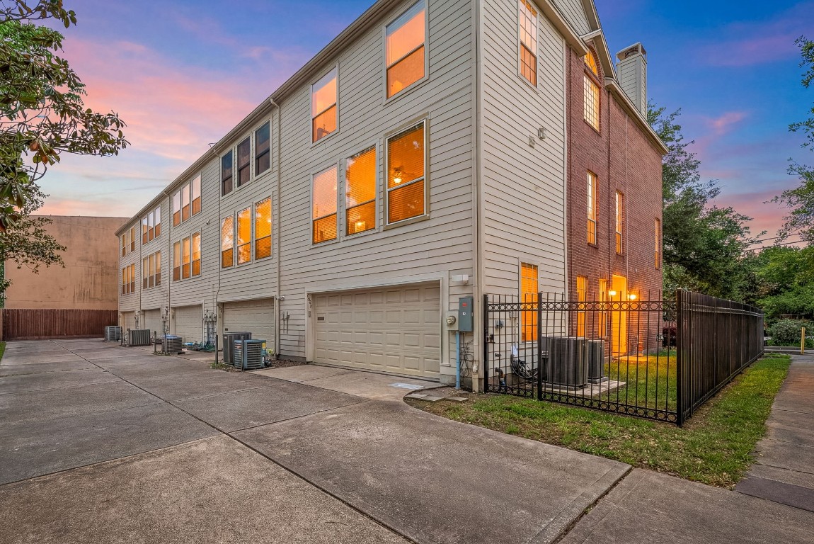 2937 Jackson Street Houston, TX 77004 - Photo 25 of 28 a view of a building with a yard