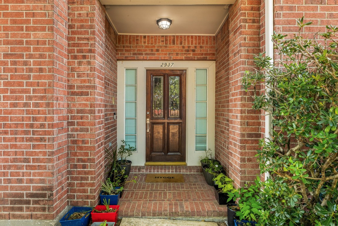 2937 Jackson Street Houston, TX 77004 - Photo 3 of 28 a front view of a house with a porch