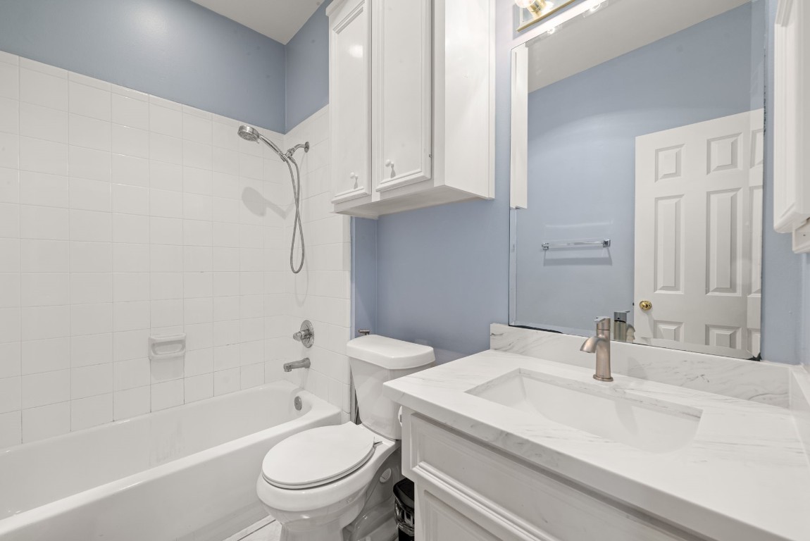 2937 Jackson Street Houston, TX 77004 - Photo 6 of 28 a bathroom with a sink a toilet and a bathtub