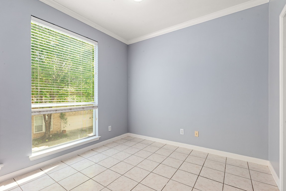 2937 Jackson Street Houston, TX 77004 - Photo 9 of 28 a view of an empty room with window