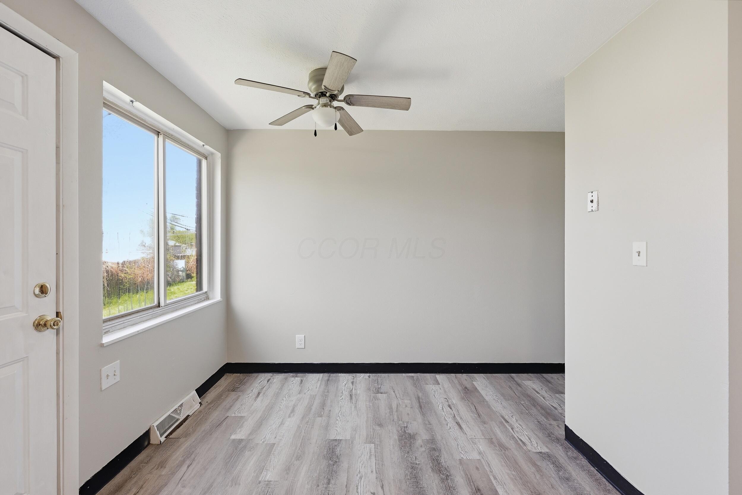 1759 Lonsdale Road, Unit B Columbus, OH 43232 - Photo 9 of 17 Perfect spot to enjoy a great meal and look outside.