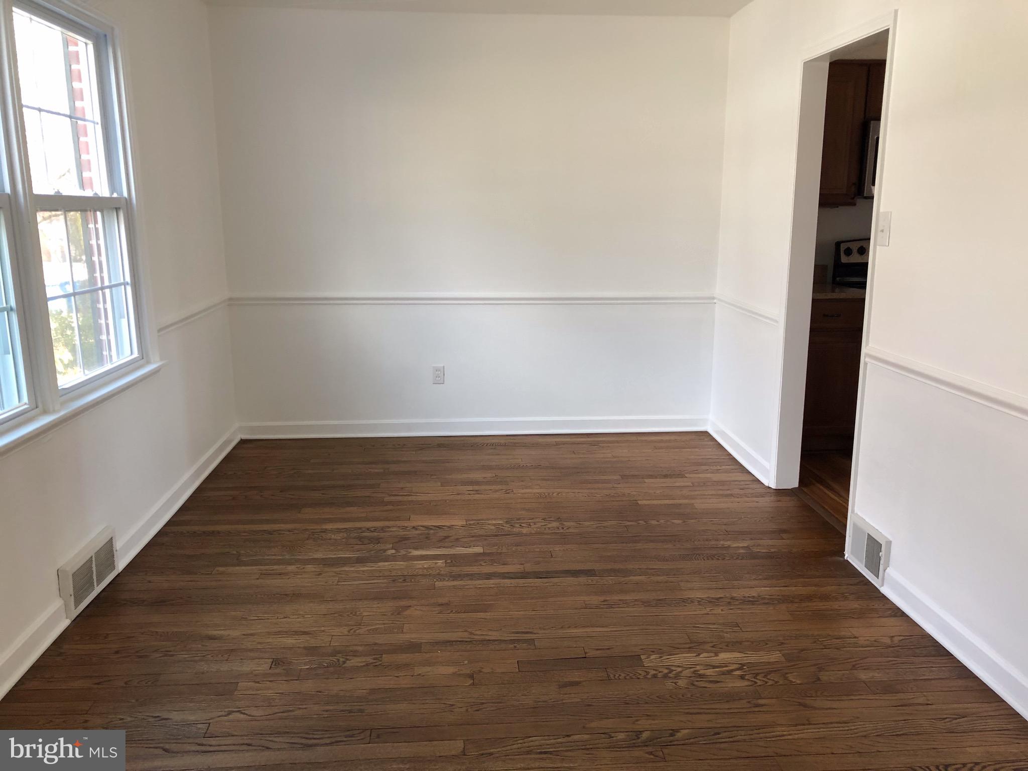 242 Potomac Road Wilmington, DE 19803 - Photo 5 of 24 Dining with Chairrailing