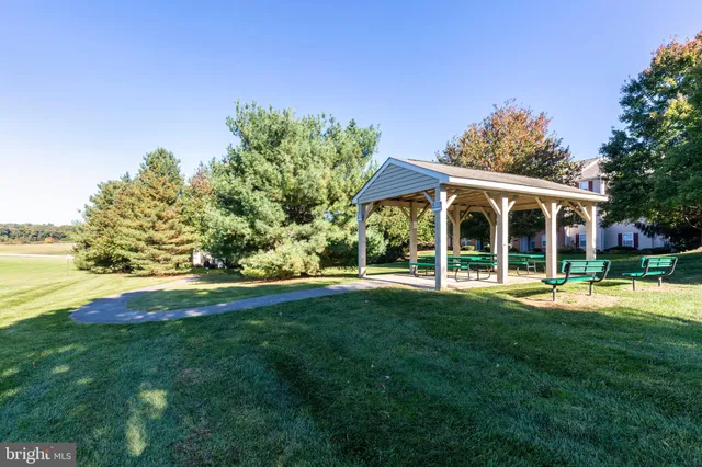 a picture of a wall with a bench