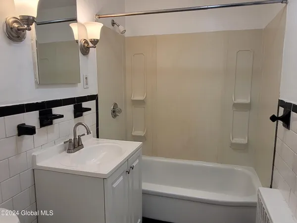 $1,100 | 147 Eagle Street, Unit 3, Albany, NY 12202