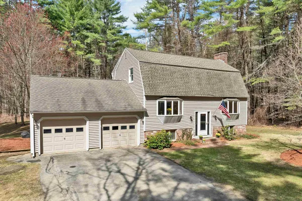 $595,000 | 4 Schoolhouse Road, Amherst, NH 03031