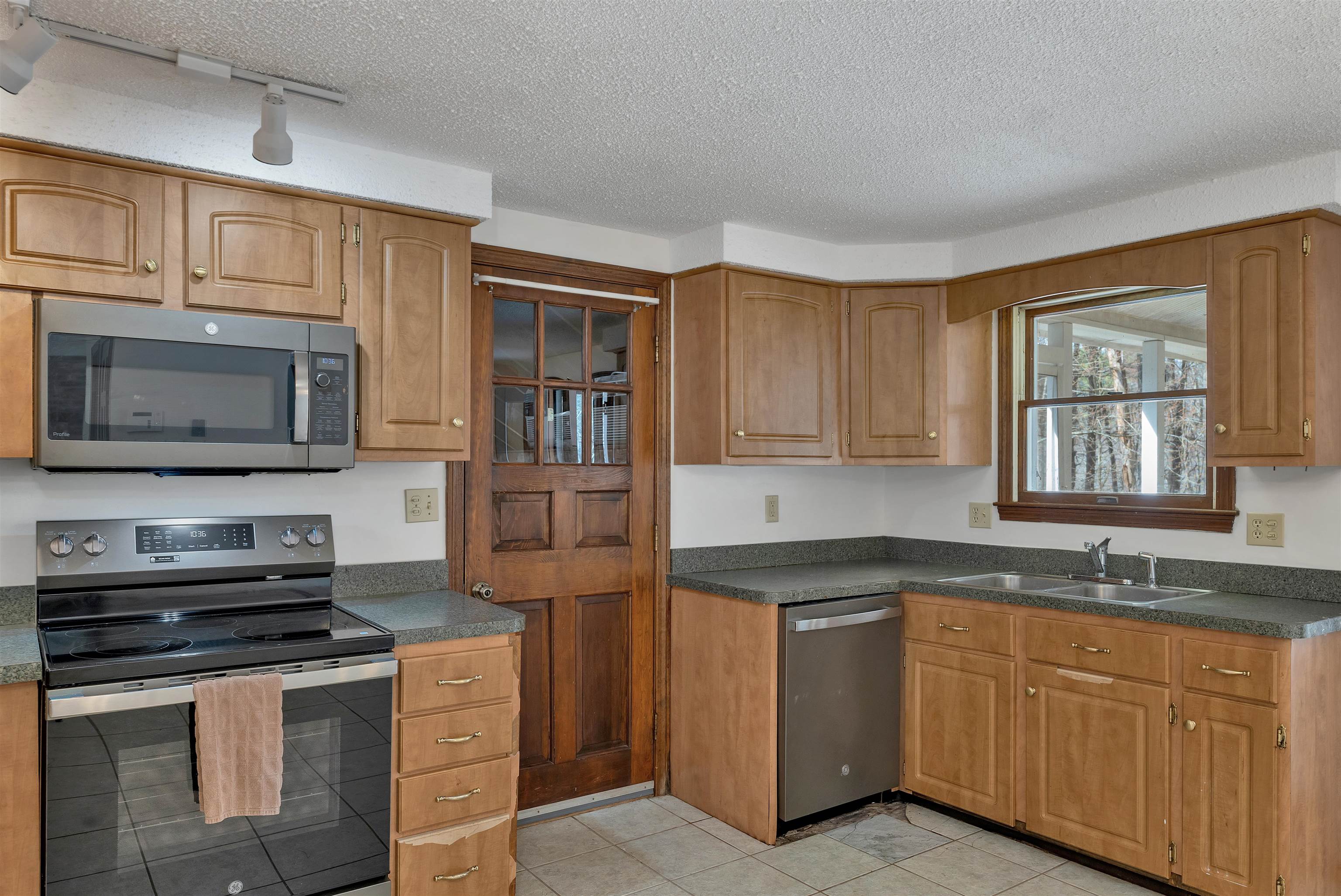 4 Schoolhouse Road Amherst, NH 03031 - Photo 11 of 59