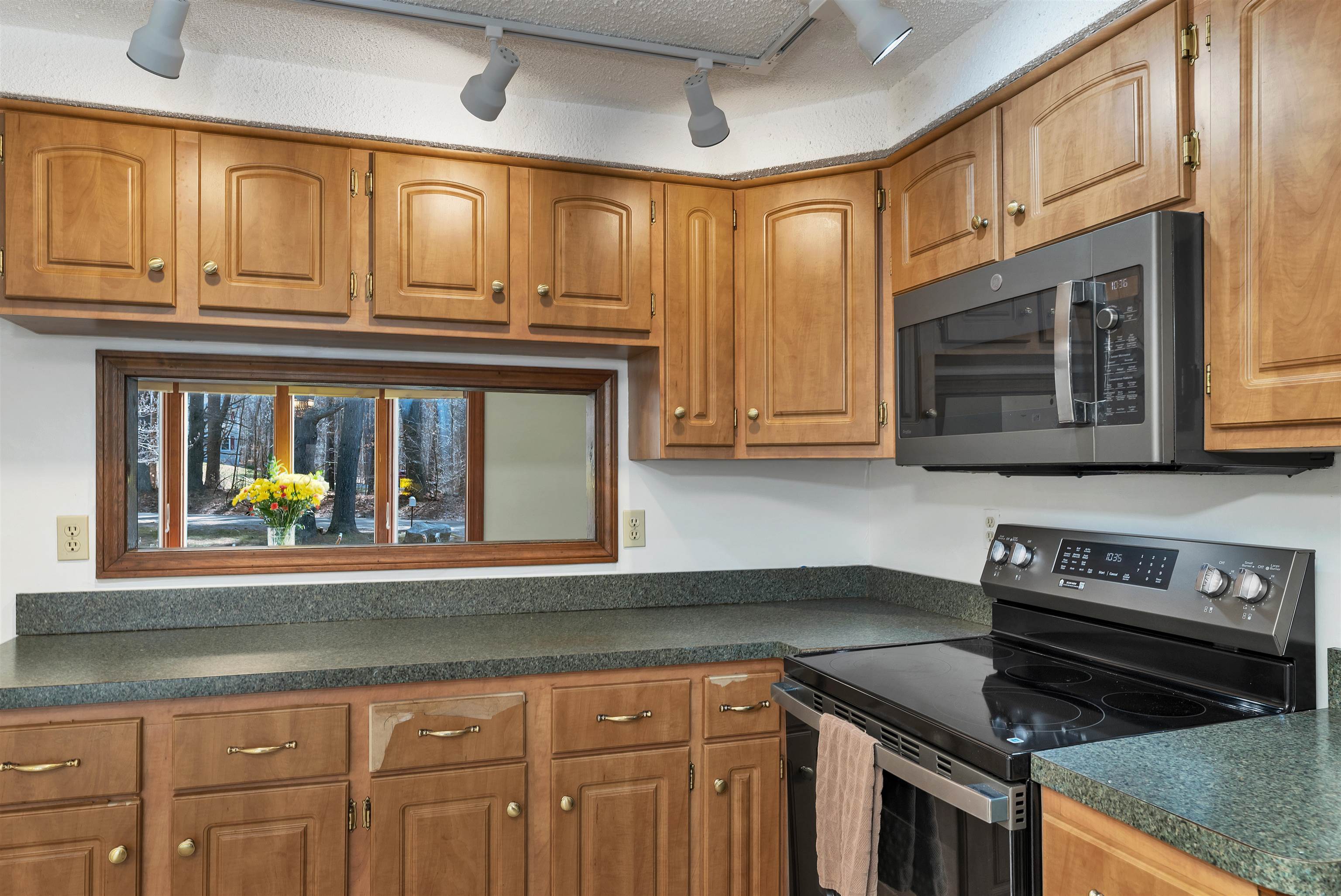 4 Schoolhouse Road Amherst, NH 03031 - Photo 15 of 59