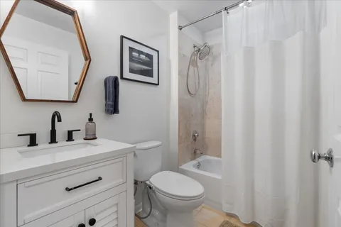 $554,500 | 2040 West Belmont Avenue, Unit 302, Chicago, IL 60618