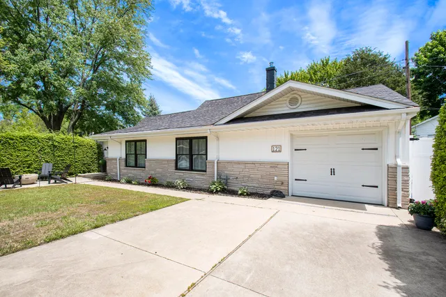 $524,900 | 121 South Barker Street, New Buffalo, MI 49117