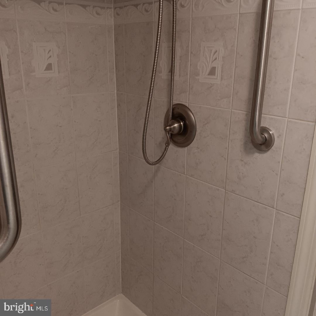 6948 Broening Road Baltimore, MD 21222 - Photo 13 of 49 Lower bath