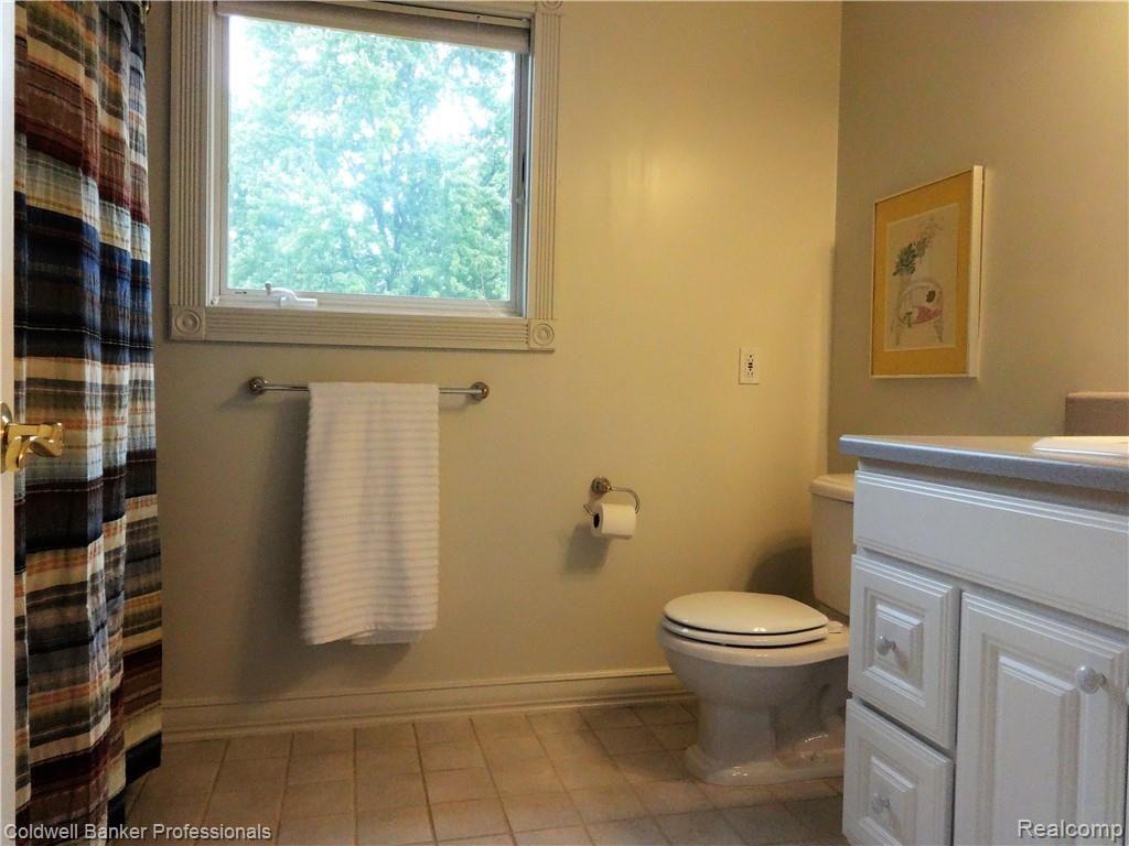 5065 Aintree Court Rochester, MI 48306 - Photo 40 of 59 5065 Aintree Ct__Large, updated hall bath