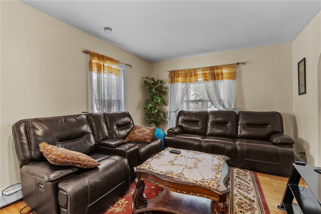 61 Warwick Road Pawtucket, RI 02861 - Photo 4 of 22 Living Room