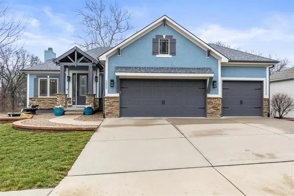 $549,500 | 2600 Southeast Creek Ridge Court, Blue Springs, MO 64014