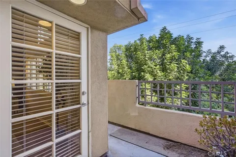 $724,998 | 18730 Hatteras Street, Unit 47, Tarzana, CA 91356