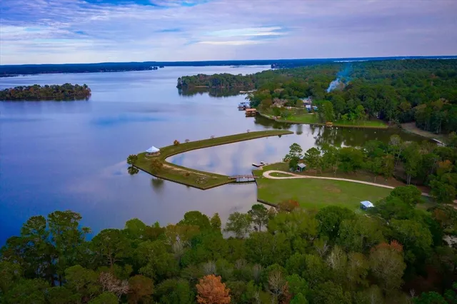 a view of a lake and front yard