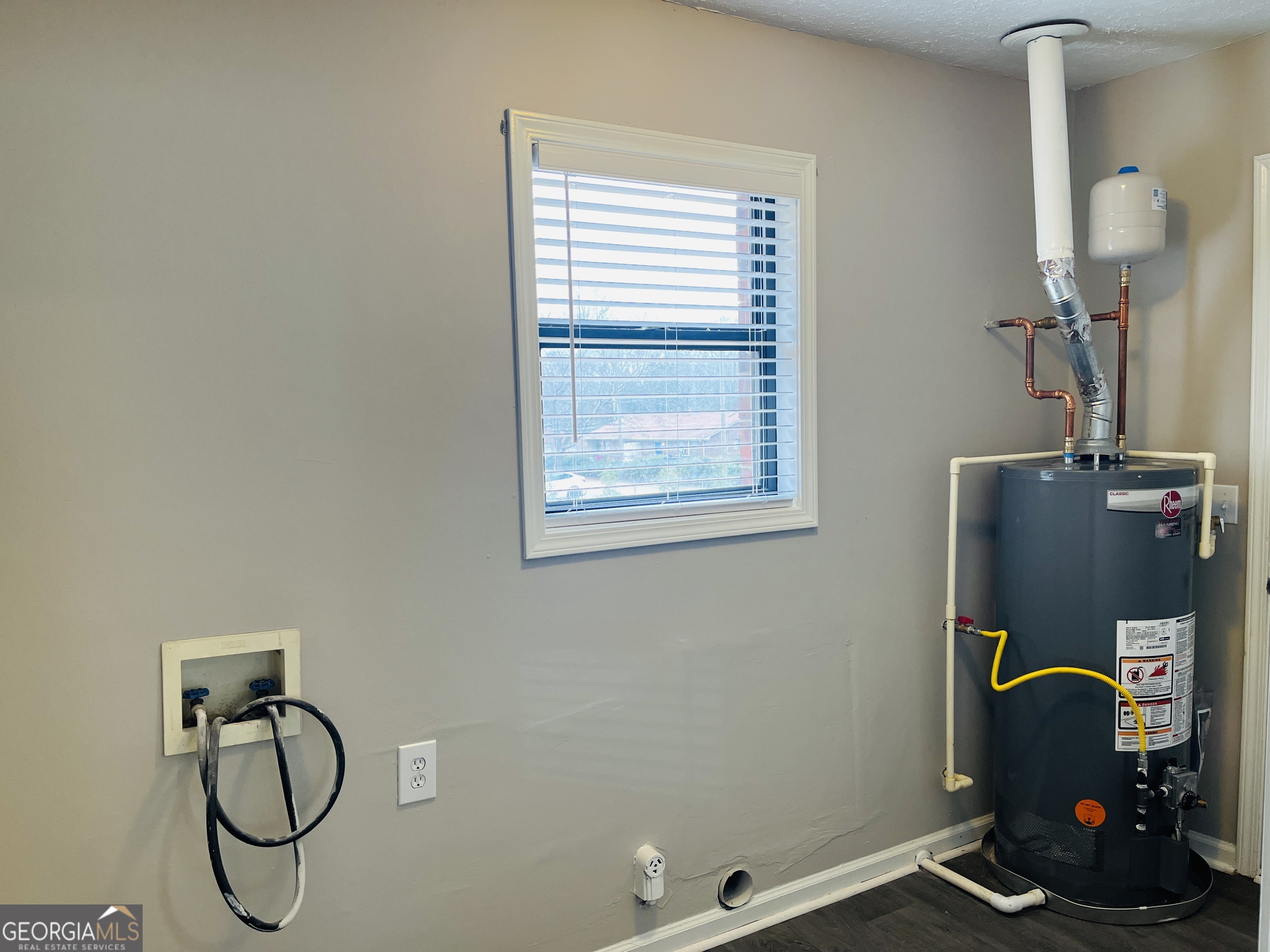 1075 Eastview Road Northeast, Unit A Conyers, GA 30012 - Photo 8 of 21 a room with gym equipment